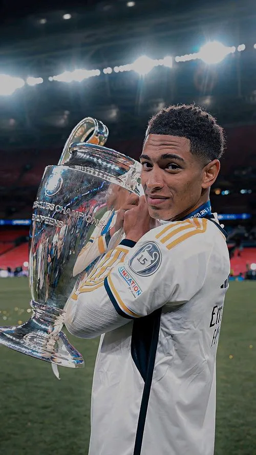 23 Tải ảnh 4K Jude chạm bóng bằng lòng trong, tư thế mở hướng, đường chuyền nhìn rất thông minh.