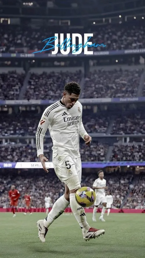 24 Ảnh bìa đẹp Jude mang băng tay, ánh mắt lì lợm, khí chất thủ lĩnh hiện ngay từ giây đầu.