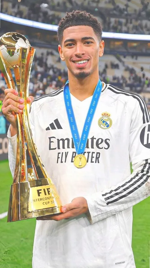 25 Tải ảnh đẹp Bellingham trong phòng thay đồ, áo treo sau lưng, cảm giác chuẩn bị trước trận rõ rệt.