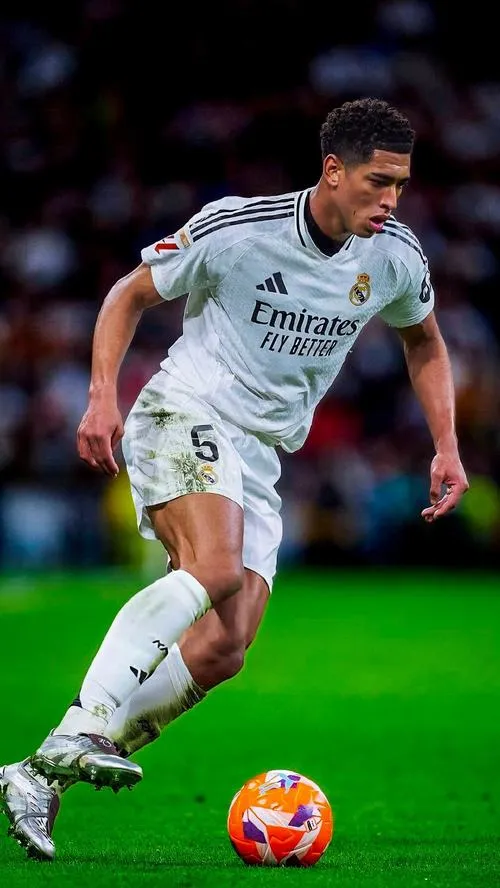 33 Hình đẹp Hey Jude chi tiết giày và tất, bóng lăn sát mũi, cảm giác kỹ thuật rất thật.