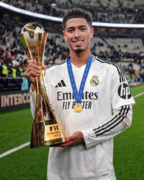 34 Hình 4K Jude sút xa, chân trụ chắc, bóng bay căng, khoảnh khắc bùng nổ đúng nhịp cao trào.