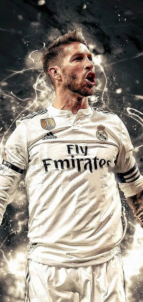 1 Hình Ramos ngầu lộ hình xăm số 93, ánh mắt sắc lạnh, nền khán đài mờ rực đèn