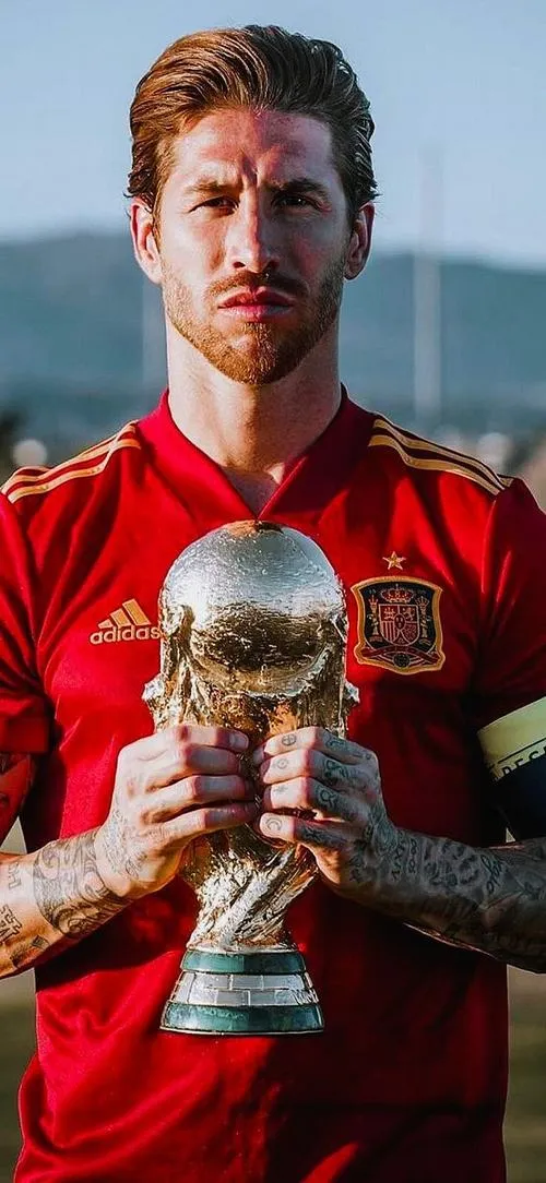 15 Ảnh bìa Kẻ phản diện chỉ tay điều chỉnh hàng thủ, nền khán đài mờ giúp chủ thể bật lên