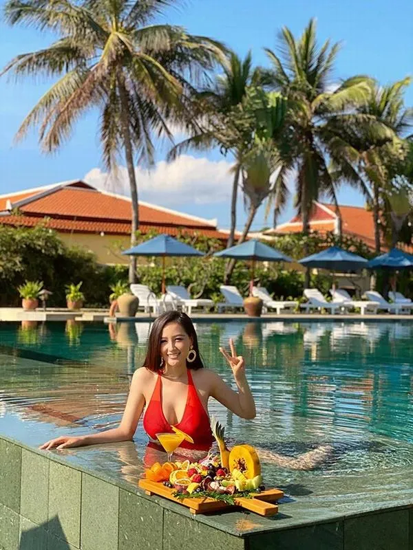 3 Ảnh bikini Mai Phương Thúy và cách phối phụ kiện tạo điểm nhấn thanh lịch