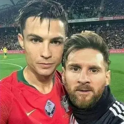5 Ảnh meme vui Ronaldo đứng chống nạnh, bất lực giữa sân cỏ