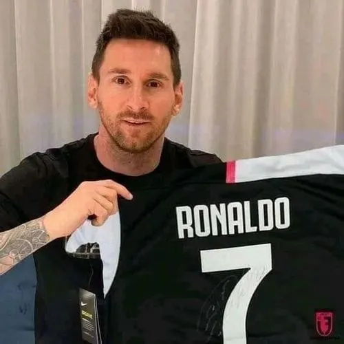 9 Hình chế meme vui Messi cầm áo Ronaldo như trao giải, bắt tay gợi hòa giải nhưng vẫn đối lập trong dư luận.