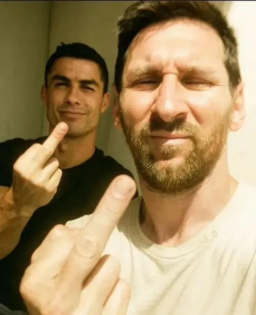 10 Ảnh meme vui Ronaldo và Messi giơ ngón tay cà khịa, biểu cảm ngầu lòi đối nghịch nội dung lầy lội.