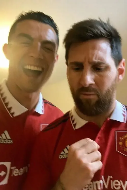 11 Ảnh hài Ronaldo cười còn Messi cau có, meme nhây bựa dựa trên tranh luận GOAT và bình luận dạo bóng đá.