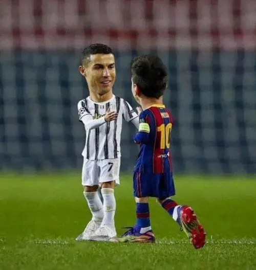 13 Ảnh vui nhộn Ronaldo và Messi đứng đối diện sân bóng, khoảnh khắc đối đầu bị Photoshop thành cảnh nói chuyện thân mật.