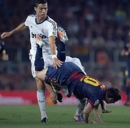 15 Hình meme Ronaldo bị đá qua đầu, Messi tung pha nhào lộn, ảnh chế ghép mặt biến căng thẳng thành nhây không lối thoát.