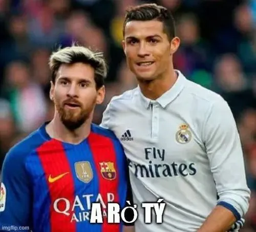 17 Meme chế Ronaldo đứng cạnh Messi trong khung ảnh trao giải, caption ngắn tăng độ nhây và cà khịa văn minh.