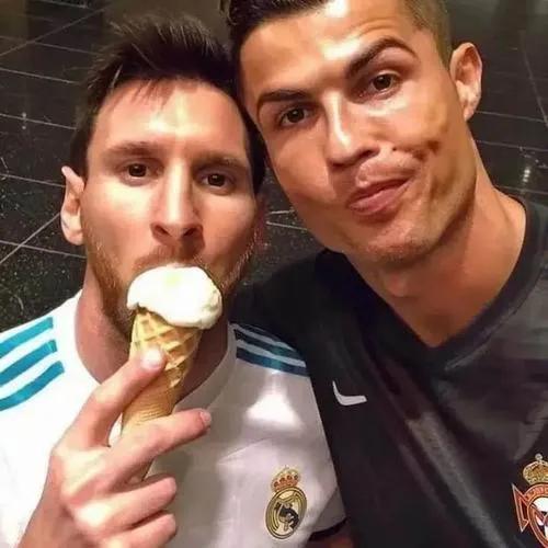 18 Hình meme hài Messi ăn kem còn Ronaldo kề sát, ảnh ghép hài vô tri khiến khoảnh khắc đối đầu thành thân mật phi lý.
