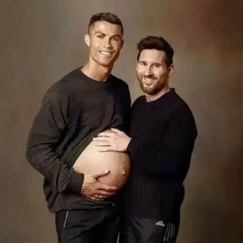 1 Hình meme Ronaldo bầu bụng giả, Messi ôm eo, phong cách hài vô tri làm fan tranh luận GOAT đứng hình.