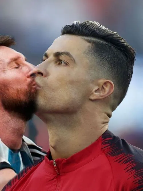21 Ảnh vui Ronaldo Messi hôn nhau kiểu ảnh cà khịa, deepfake hình ảnh tạo cảm giác gây lú ngay khung đầu.