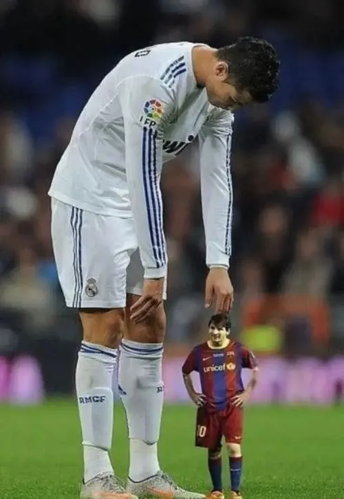 25 Ảnh hài Ronaldo cúi đầu thất vọng, Messi nhỏ xíu phía sau, ảnh chế vô tri nhấn đối thủ truyền kiếp trong dư luận.