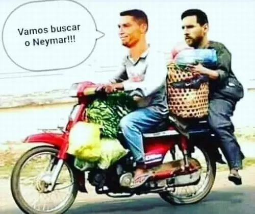 28 Ảnh hài hước Ronaldo Messi chở nhau xe máy giả lập, kéo thêm Neymar vào ảnh troll để gây lú cho cộng đồng fan.