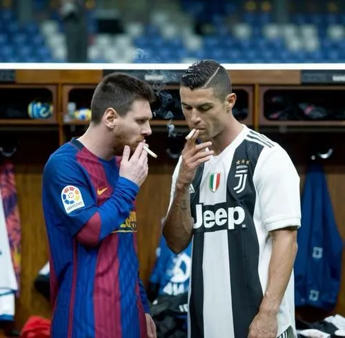 30 Ảnh chế Ronaldo Messi lại thì thầm trong phòng thay đồ, hình ghép Photoshop biến căng thẳng thành cảnh chơi cờ lầy lội.