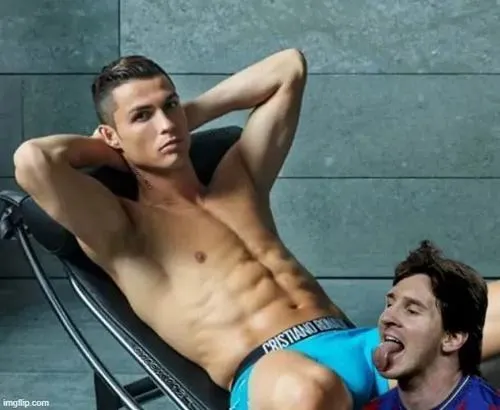7 Ảnh vui Ronaldo nằm tạo dáng khoe cơ, Messi đứng cạnh nhìn nhau đắm đuối, meme bựa gây lú ở phòng thay đồ.