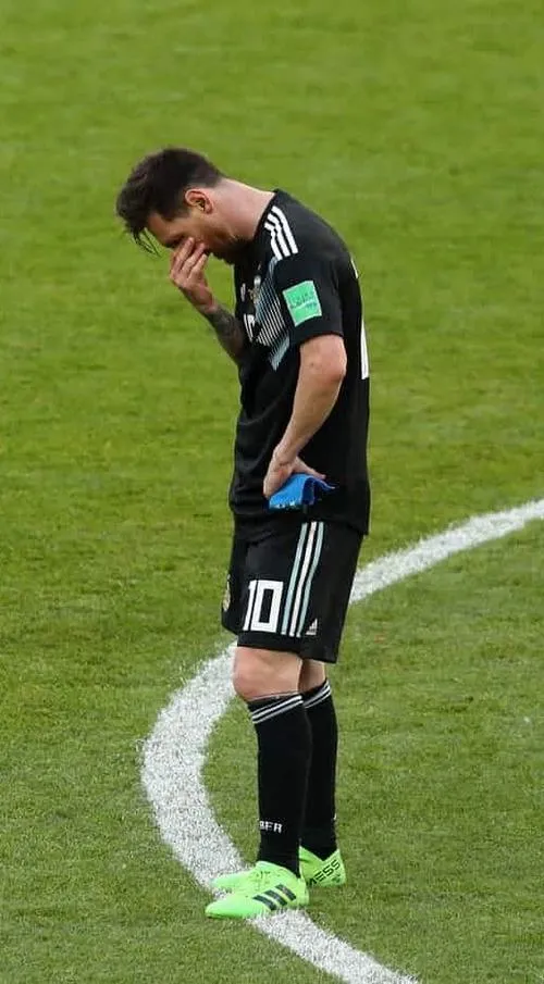 2 Nhìn ảnh Messi khóc mới hiểu, huyền thoại cũng có lúc mệt và cần một cái ôm