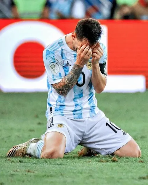 9 Ảnh Messi khóc trên băng ghế dự bị, giấu mặt mà vẫn chạm đúng cảm xúc người hâm mộ