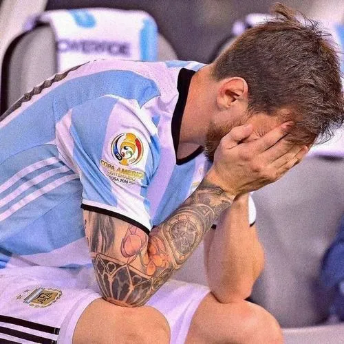 4 Ảnh Messi khóc giữa lễ trao cúp, giọt nước mắt nhẹ nhõm khác hẳn những lần gục xuống
