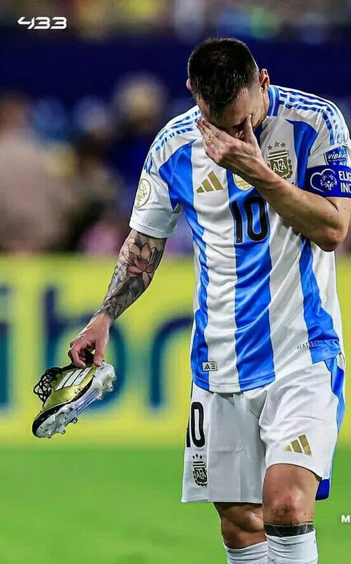 3 Ảnh Messi khóc lúc rời sân vì chấn thương, đau thể xác hòa vào nỗi lo cho đồng đội