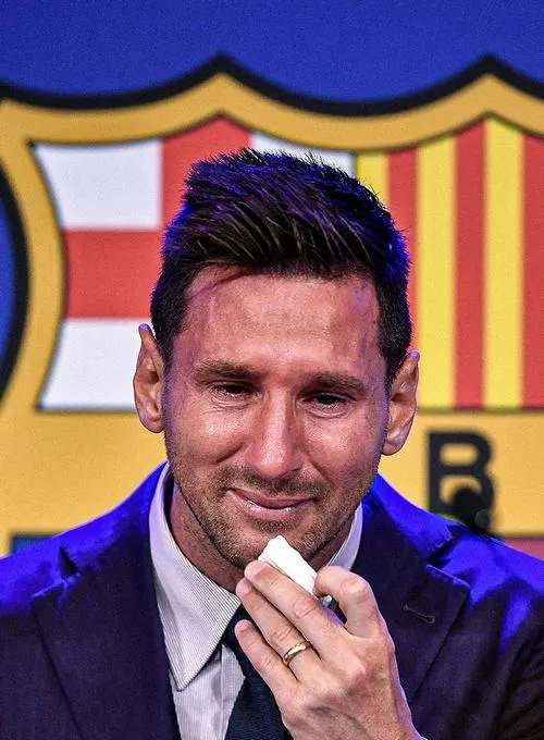 6 Ảnh Messi khóc trong buổi chia tay, chỉ một giây nghẹn ngào mà thành ký ức dài
