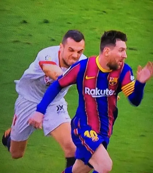 12 Hình chế meme vui Messi ở FC Barcelona, nền sân và logo lên hình rõ