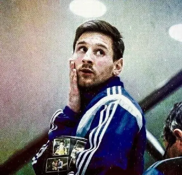 1 Ảnh chế Messi quay đầu ngơ ngác, cộng đồng mạng cắt ảnh thần tốc đăng lại