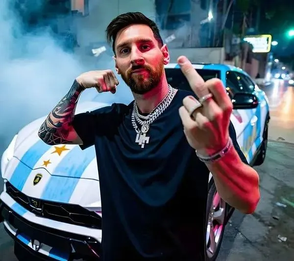 23 Hình troll Messi quay đầu nhíu mày, lông mày nhăn trán nhìn cực khó chịu