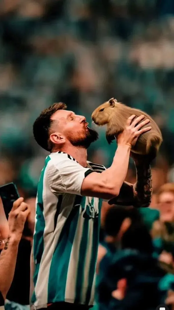 27 Hình meme hài Messi cười gượng, nụ cười gượng kèm chữ caption châm biếm
