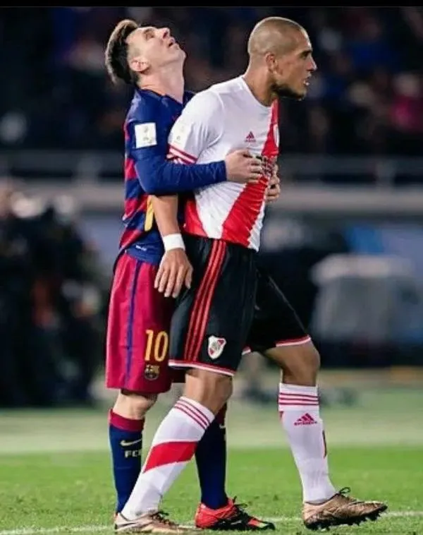 28 Hình meme hài Messi cười mỉm trong họp báo, chữ caption nhìn xa xăm