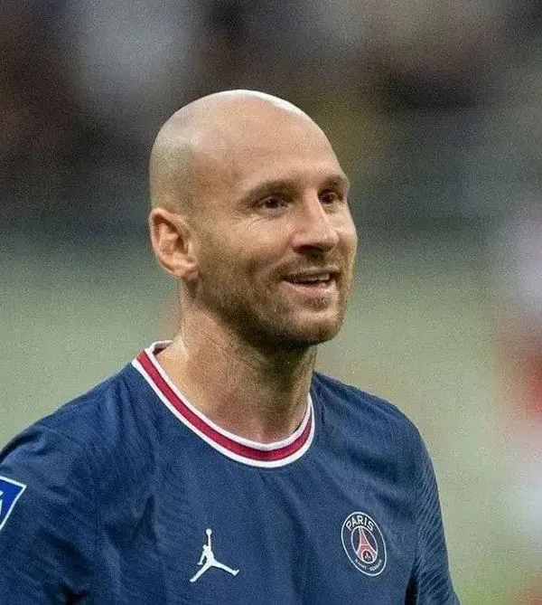 5 Ảnh vui nhộn Messi nhìn xa xăm, ánh mắt bất lực như đang nghe chuyện khó tin