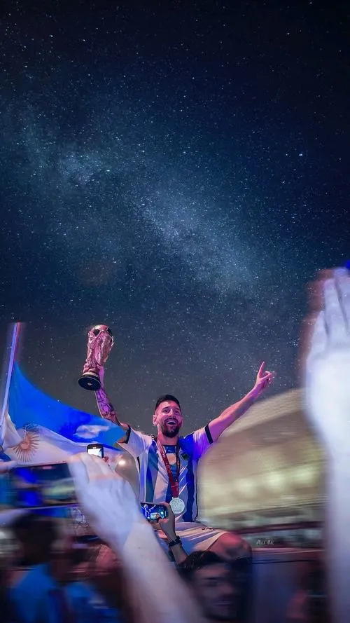 49 Hình đẹp La Pulga chạy qua cột cờ góc, bụi cỏ bắn lên, cảm giác thật và căng thẳng