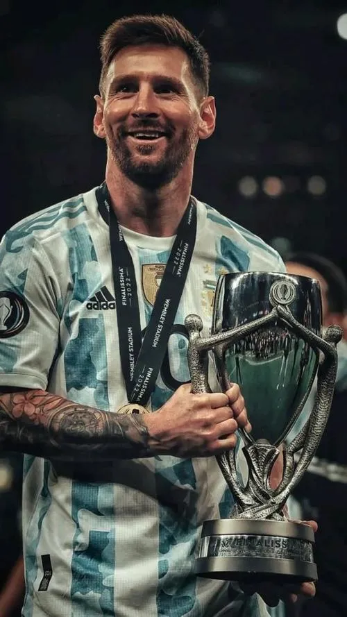 34 Hình đẹp Messi với nguồn sáng đèn sân tách lớp, độ sâu trường ảnh mạnh, hậu cảnh chìm mịn