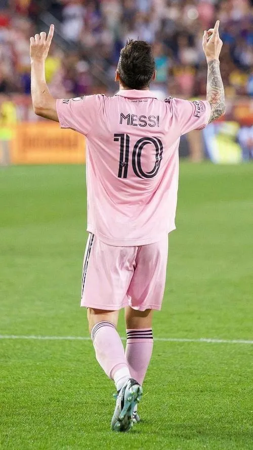 37 Hình nền đẹp Messi giữa hàng ghế khán đài, cờ và biểu ngữ mờ, tạo lớp nền giàu không khí