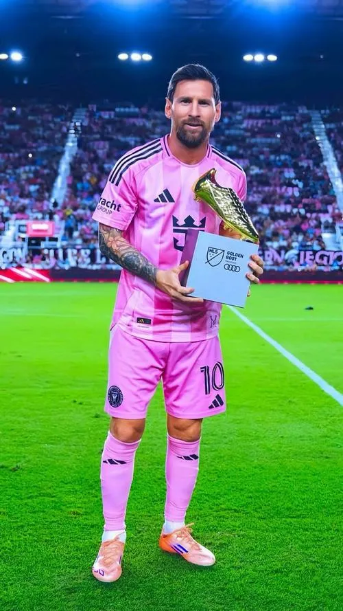 16 Hình nền đẹp Messi áo hồng đứng trên sân cỏ, ánh đèn sân vận động làm nổi khối vai