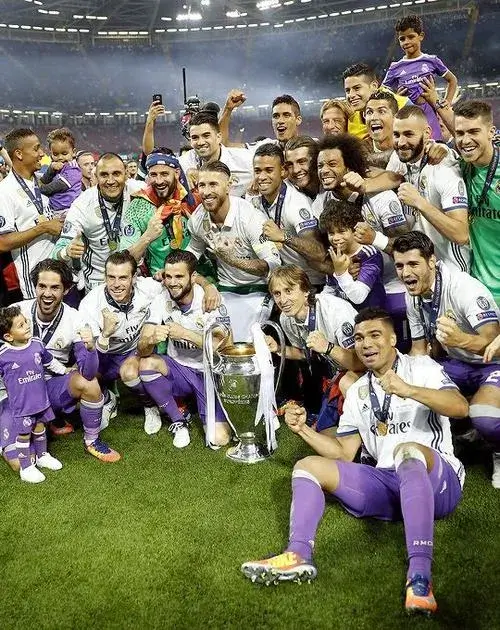 15 Ảnh fanart ngầu Ronaldo và cúp bạc, ánh sân lạnh, biểu tượng bảo vệ ngôi vương C1