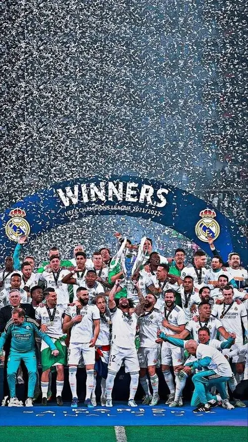 1 Hình Real Madrid hoàng kim 2017 áo trắng rực sân Cardiff, cúp bạc trên tay Ramos