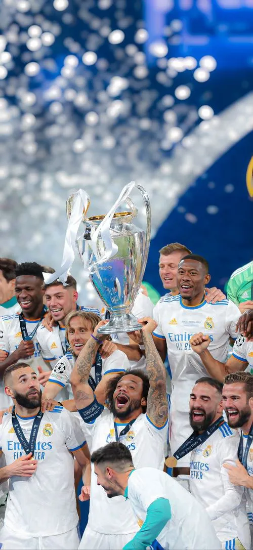 20 Ảnh bìa Zidane cùng học trò ôm nhau, hào quang hoàng kim lan khắp khung hình