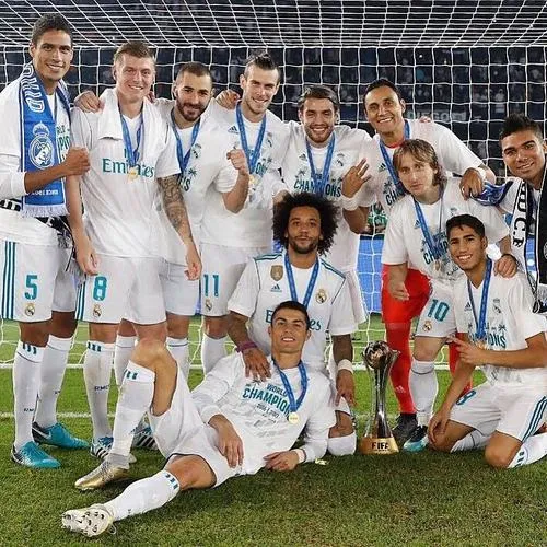 21 Hình nền điện thoại khoảnh khắc Kroos nhận bóng, một chạm đổi hướng, tuyến giữa bóp nghẹt đối thủ