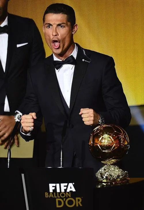 10 Tuxedo lịch lãm cầm quả bóng vàng cạnh logo FIFA, thần thái chiến thắng đậm nét.