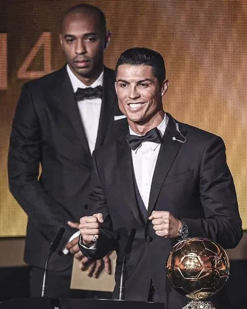 12 Trên thảm sự kiện, đứng cạnh khách mời tuxedo, tay giữ danh hiệu, không khí gala trang nghiêm.