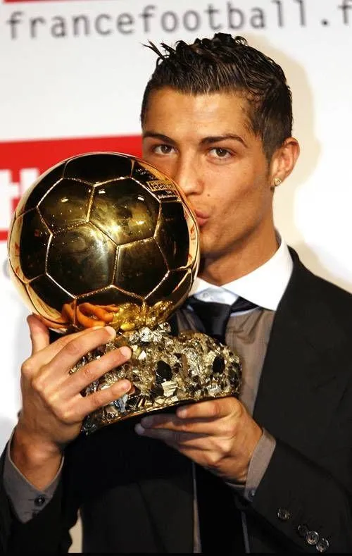 14 Phông France Football phía sau, hôn Ballon d’Or đúng khoảnh khắc vinh danh gọn và giàu cảm xúc.