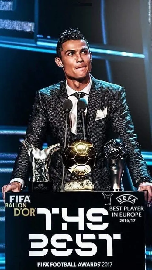 1 Trên sân khấu vinh danh, CR7 ngồi trung tâm, quả bóng vàng đặt trước, ánh đèn xanh lạnh.