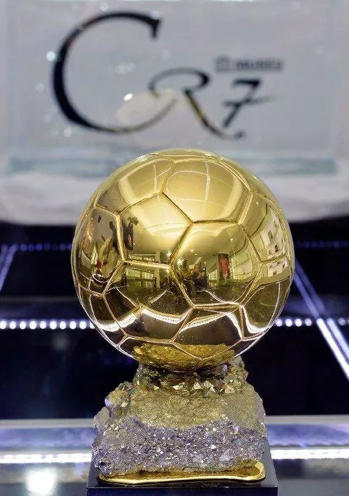 8 Cúp Ballon d’Or đặt trên bệ đá, chữ CR7 phía sau tạo điểm nhấn nhận diện gọn gàng.