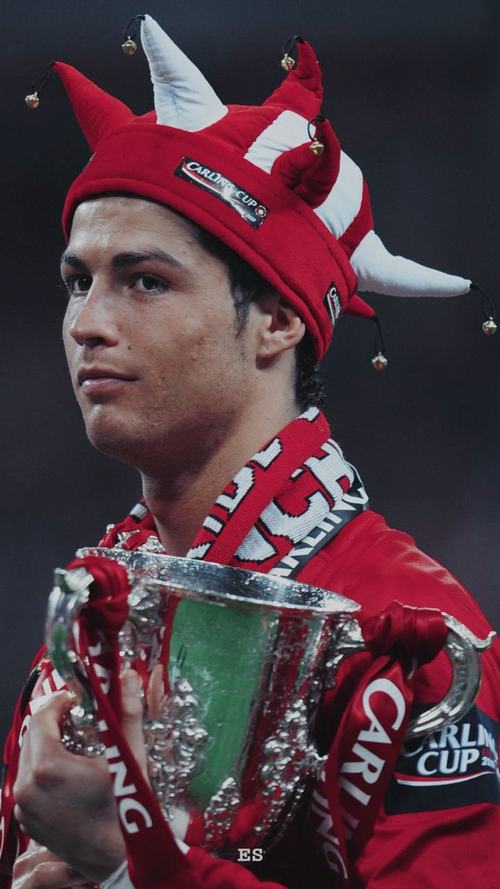 15 Hình Ronaldo giai đoạn đầu rực rỡ 2008 siết tay ăn mừng, bảng tỉ số phía xa tạo cảm giác chiến thắng