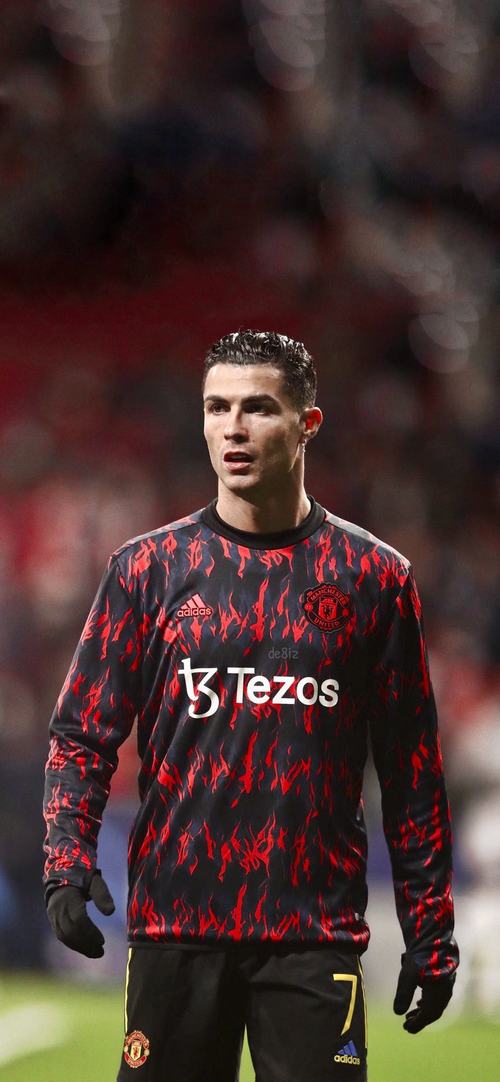 13 Hình nền điện thoại Ronaldo áo đỏ 2008 tranh chấp quyết liệt, hậu vệ áp sát nhưng anh vẫn lì lợm