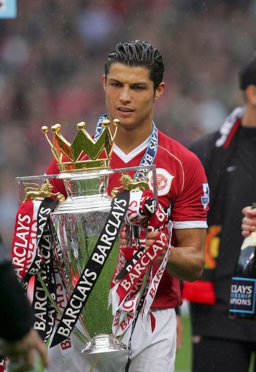 12 Ảnh Ronaldo mùa 2008 chạy cắt mặt hàng thủ, đường chuyền mở ra pha dứt điểm gọn gàng