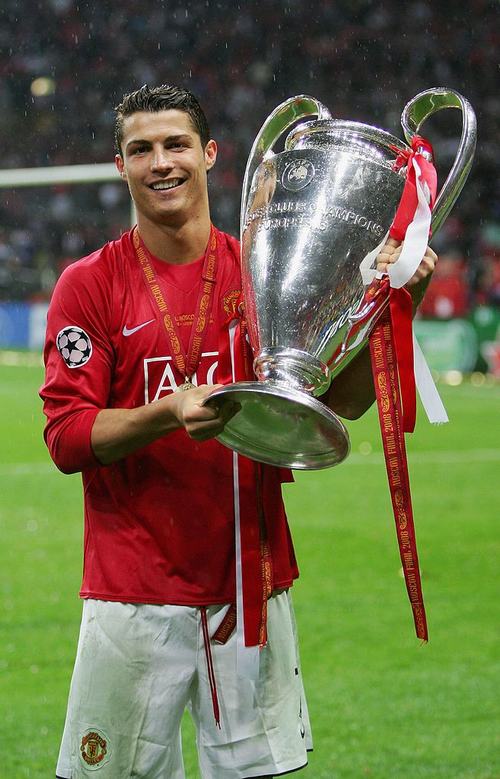 9 Hình nền đẹp Ronaldo thời MU 2008 ăn mừng dang tay, khán đài bùng nổ và sân cỏ rực sắc